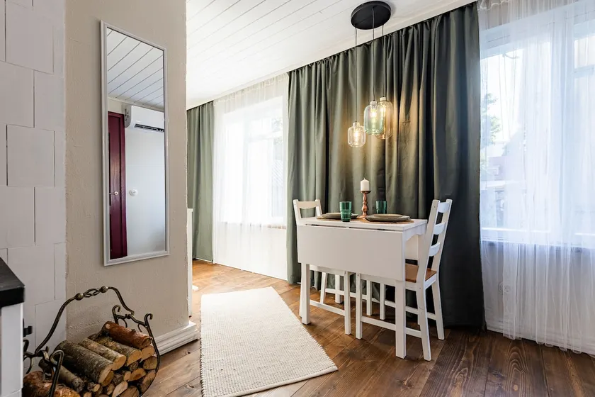 Historic Manor Apartment - Image 1