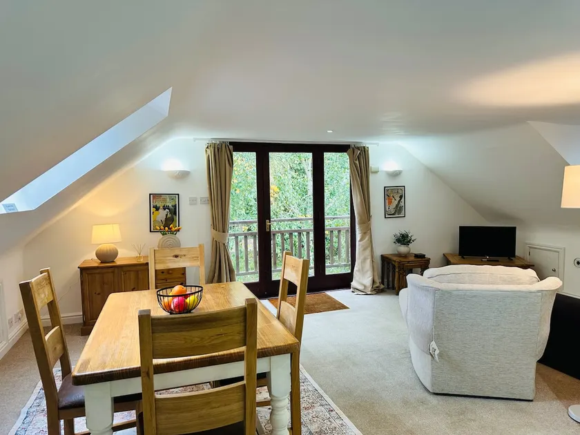 Tranquil 2 Bed Apartment, Cadbury Camp Lane - Image 1