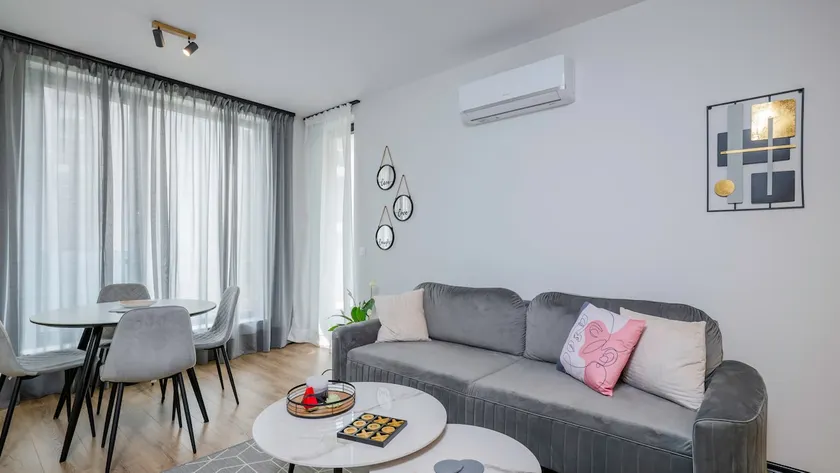 Fresh & Modern Apartment with Balcony by Flat Mаnager - Image 1