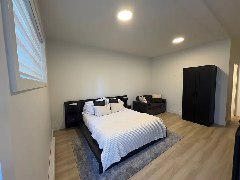 Suite in Lanford Queen Bed plus Sofa bed and Full Bathroom - Image 1