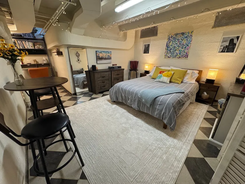 Guest suite with separate entrance and cozy gym! - Image 1