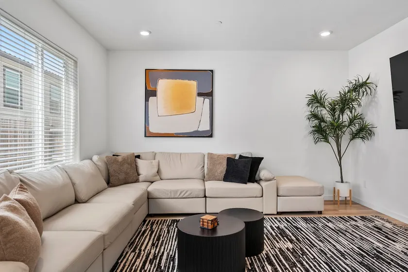 Sunny Folsom Escape: Cozy Vibes & Stylish Stay - Image 1