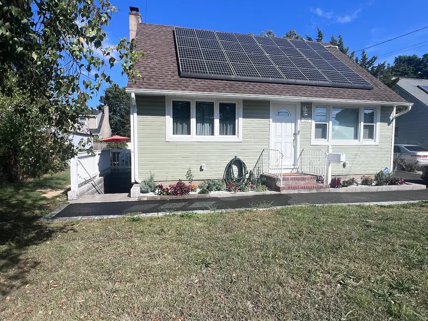 Peaceful living Bayshore- Walk to Ferry & LIRR - Image 1