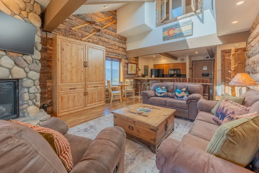 Alpine Escape: Hot tub + View + 2 Blocks to Lift! - Image 1