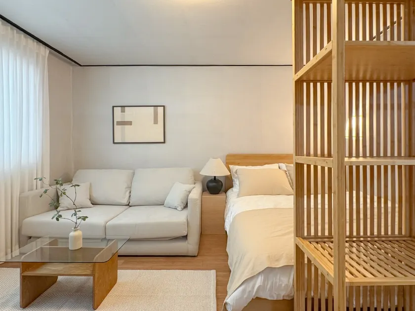 Gwi Station, 9-minute walk | Seongsu/Jamsil | For 6 people | Authentic Seoul stay | Market/Han River within walking distance - Image 1