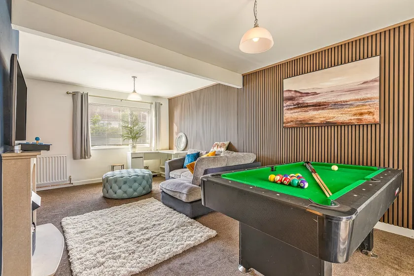 3BR House Parking, Garden & Pet Friendly - Image 1