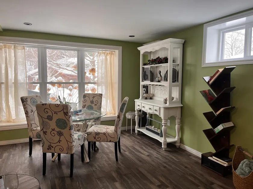 Bright & cheery lower level bachelor apartment. - Image 1