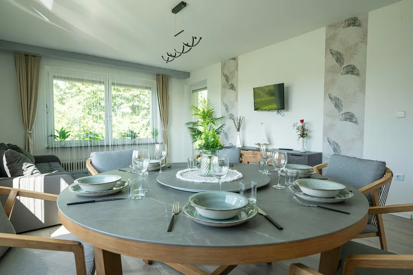 EHM - Central 3 bedroom accommodation - Image 1
