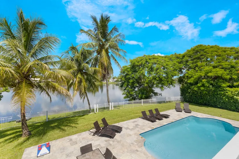 Wellington Lakehouse • Heated Pool & Views - Image 1