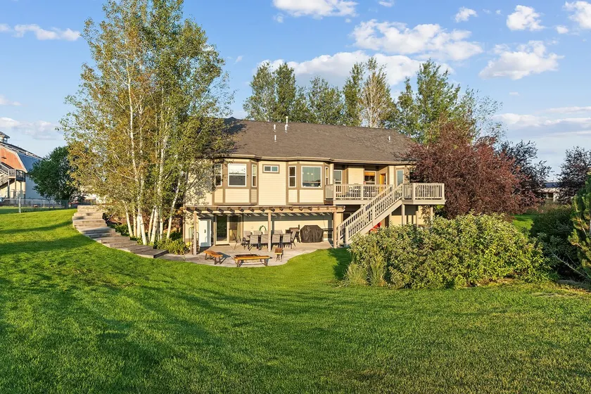 Landscaped retreat with mountain views! - Image 1