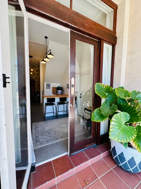 The Old Guitar Shop, heritage apartment Fremantle - Image 1