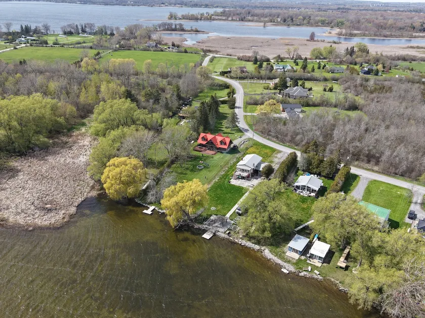 Beautiful lakefront wood chalet in PEC - Image 1