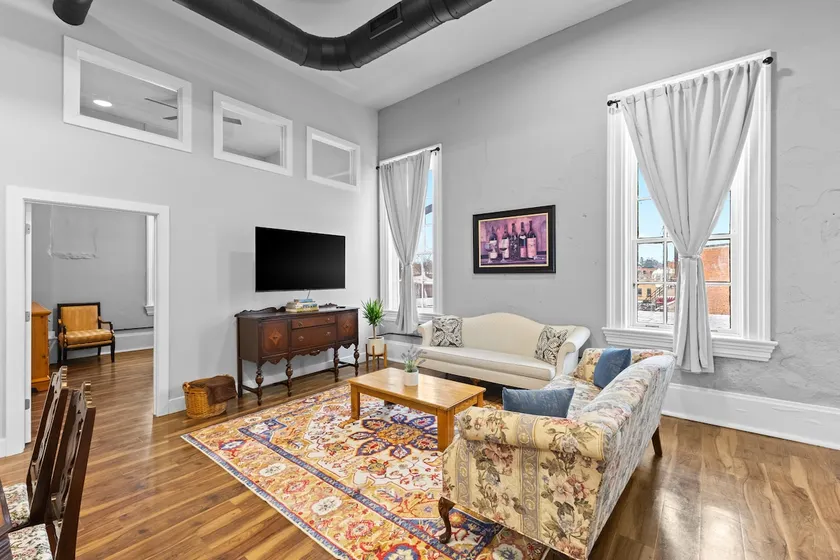 Stylish King Suite | Walk to Downtown | Near OWU - Image 1