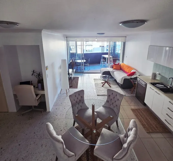 Riverfront 1BR • Pool/Gym • close to CBD/airport - Image 1