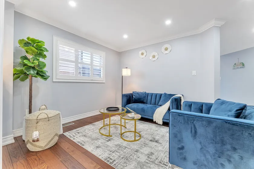 Quaint Retreat: Modern 6B/3.5B+Office, 5G, Parking - Image 1