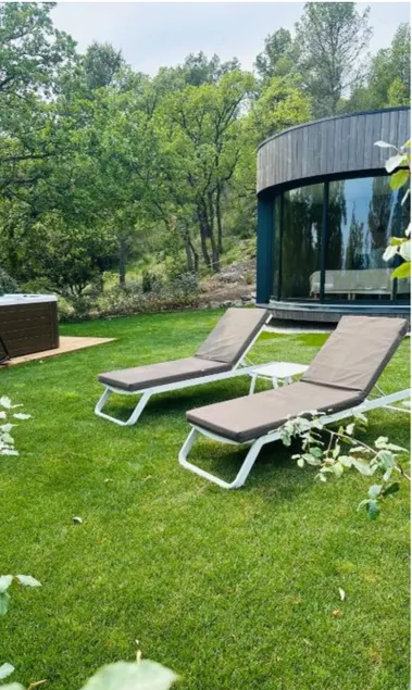 Unusual ”Lumipod” room and its private Jacuzzi - Image 1