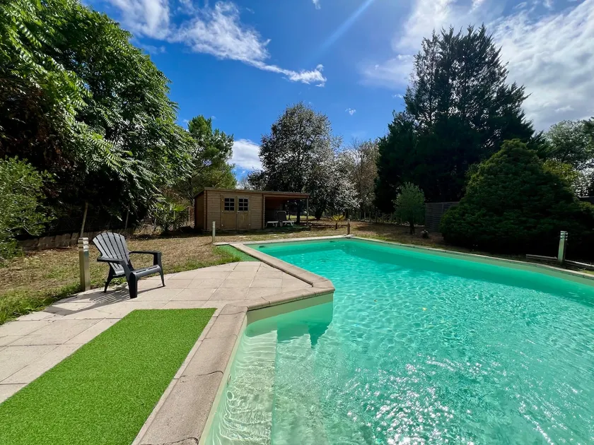 House with swimming pool among vineyards and forest in Gironde - Image 1