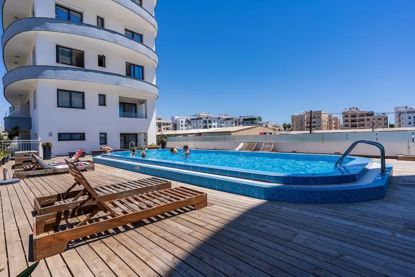 Bright Stylish Flat With Balcony & Shared Pool - Image 1