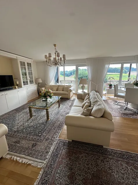 Beautiful 2-bedroom apartment with a view - Image 1