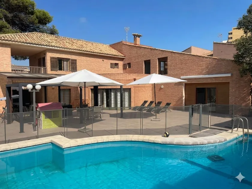 Villa with professional barbecue for families - Image 1