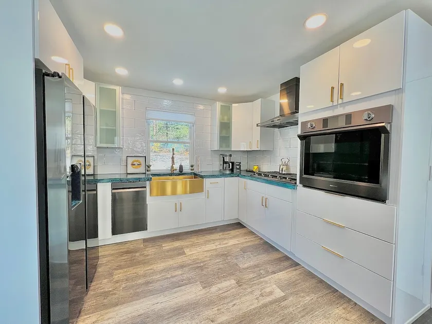 Luxury Renovated Home with 2full baths + Parking - Image 1