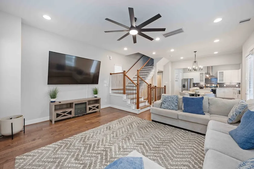 Modern Heights Townhome|3BR/3.5BA| Walk to 19th St - Image 1