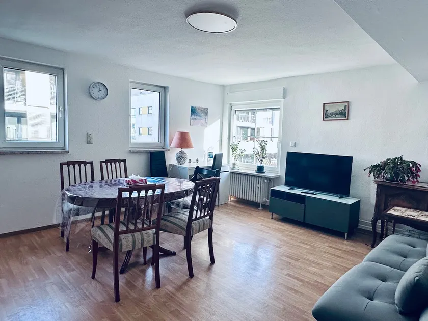 Spacious 4-room apartment with terrace and garden - Image 1