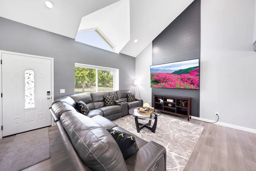 Modern Spacious Remodeled Home - Image 1