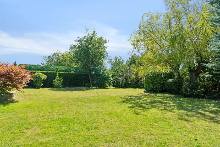 Cozy older cottage with a fenced garden. - Image 1