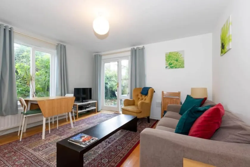 Charmerende fredelig 2-seng med parkering og have - Image 1