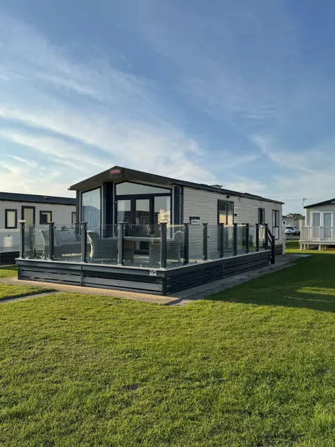 Luxurious Lodge - with Isle of Wight Sea View - Image 1