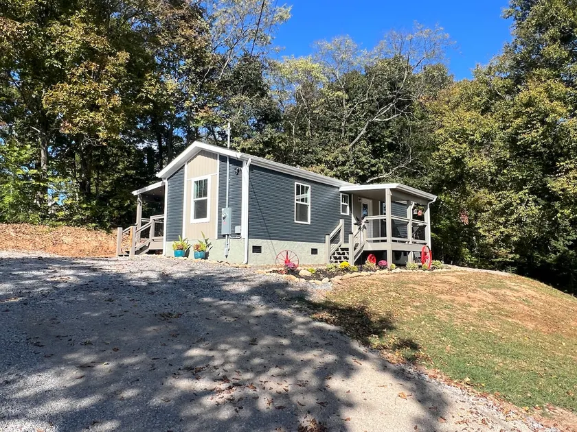 Lil Deer Cottage on 6 acre miniature goat farm - Image 1