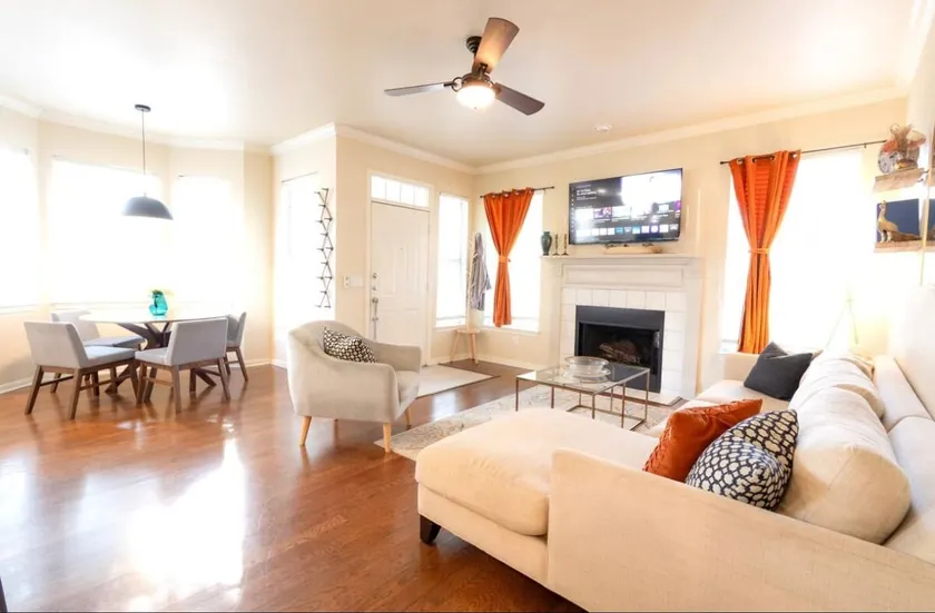 Luxury Condo Prime Location -Ideal Midterm Rental - Image 1
