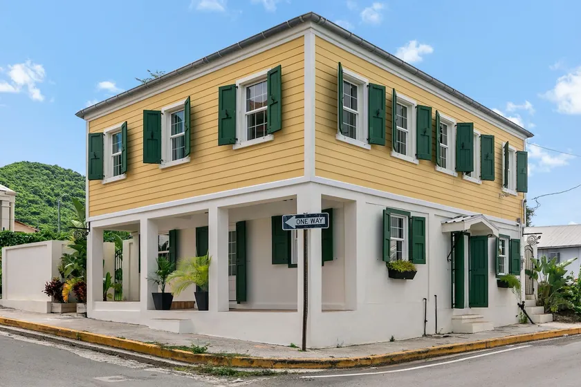 The Queen's Quarters - King Bed - AC - Walkable - Image 1
