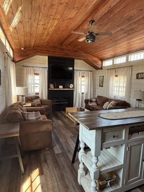 Black Dog Cabins at Rend Lake/ Paws and Unwind - Image 1