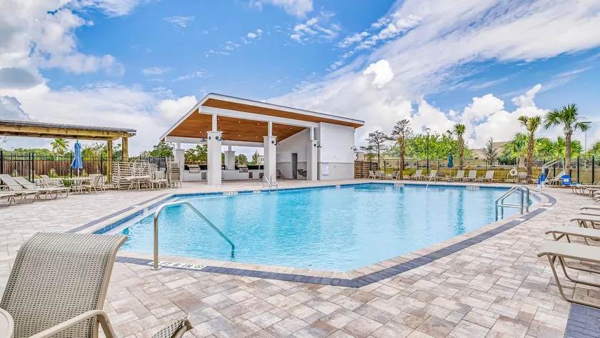 Gulf Breeze Getaway by the Sea, by community pool - Image 1