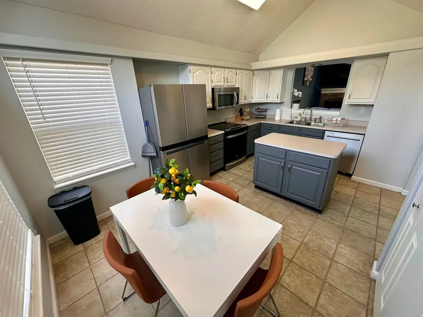 Peaceful Lakeview Home - Image 1