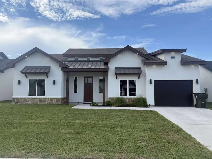 Modern 3BR Home: Pergola & Yard Oasis-Pet Friendly - Image 1