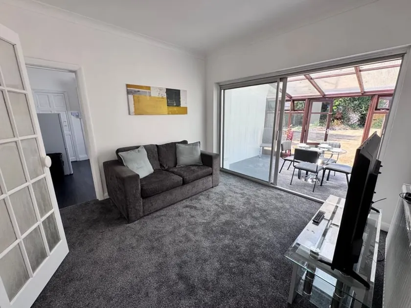 Unique Airport House - 3Bedroom - Parking - Image 1