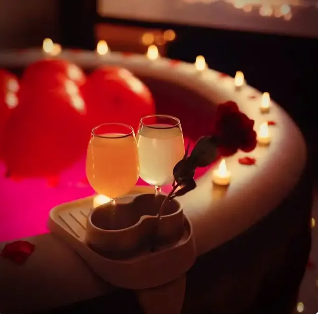 Loveroom with Private Hot Tub and Free Parking - Image 1
