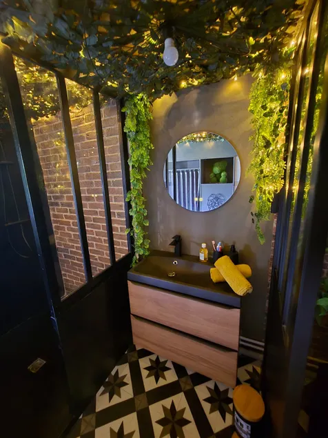 Loveroom with Private Hot Tub and Free Parking - Image 1