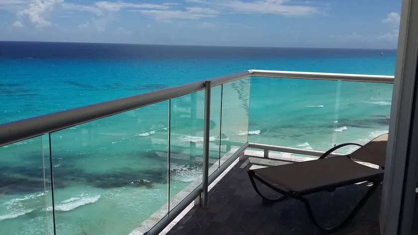 Oceanfront suite in unbeatable location - Image 1