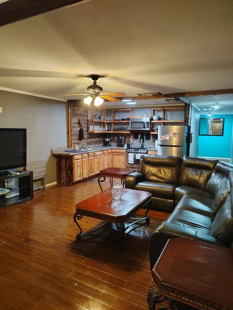 Upstairs luxury Apartment old modern with laundry - Image 1