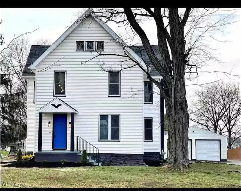 Century lake house - Image 1