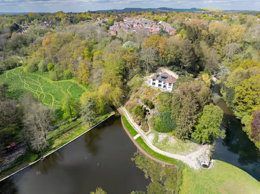 Luxury 5 Bed Lake House that Sleeps 10 - Image 1