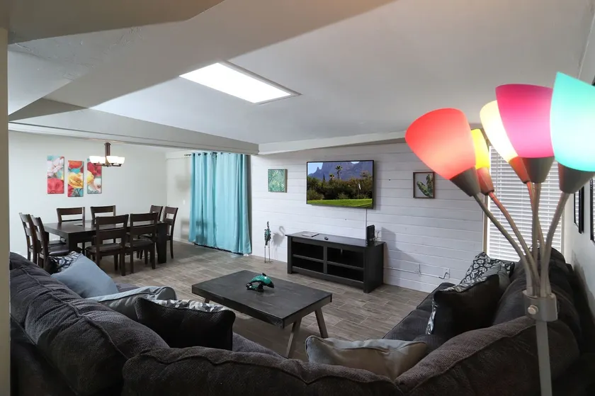 Spacious home ~ Great Freeway Access ~Sleeps 12~ - Image 1