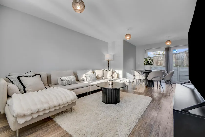 Lovely 2-Bed House with parking - Image 1