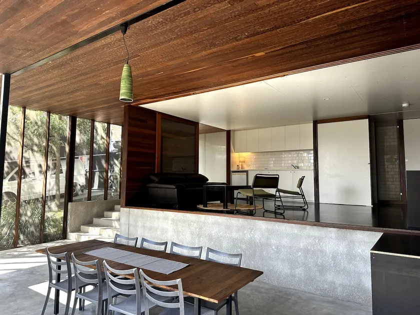 Artist retreat 2 Bdrm Guest Suite West End 2km CBD - Image 1