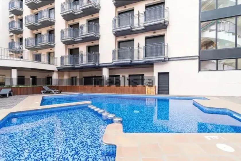 Central with pool, parking and beach 7 minutes away - Image 1