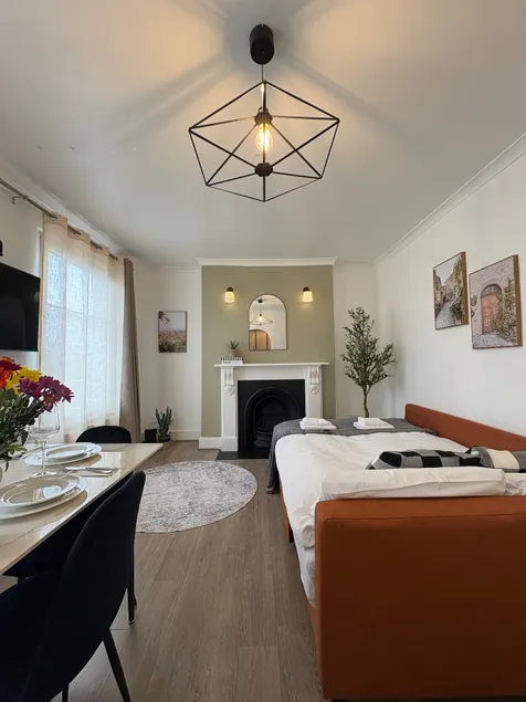 Cosy 2BR Flat by Emirates, 6min to King's Cross - Image 1